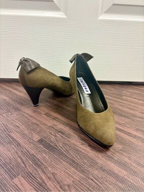 Lalique Olive Suede Pointed Toe Mid Heels with Bow Made in Italy size 39 (8.5-9)